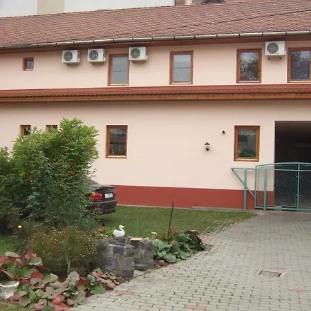 Timarhaz Maganszallashely Bed & Breakfast Segedín